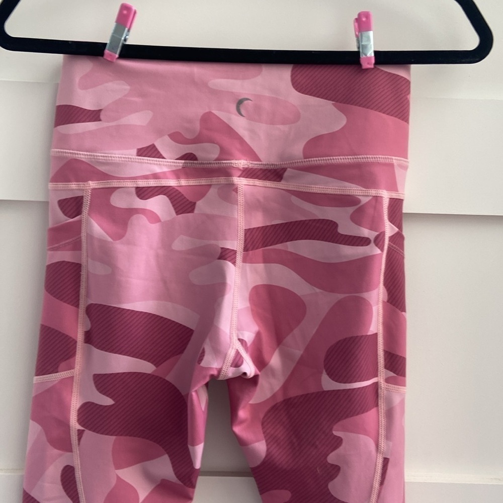 Zyia light and tight pink camo crops​​​​​​​ - Picture 4 of 5